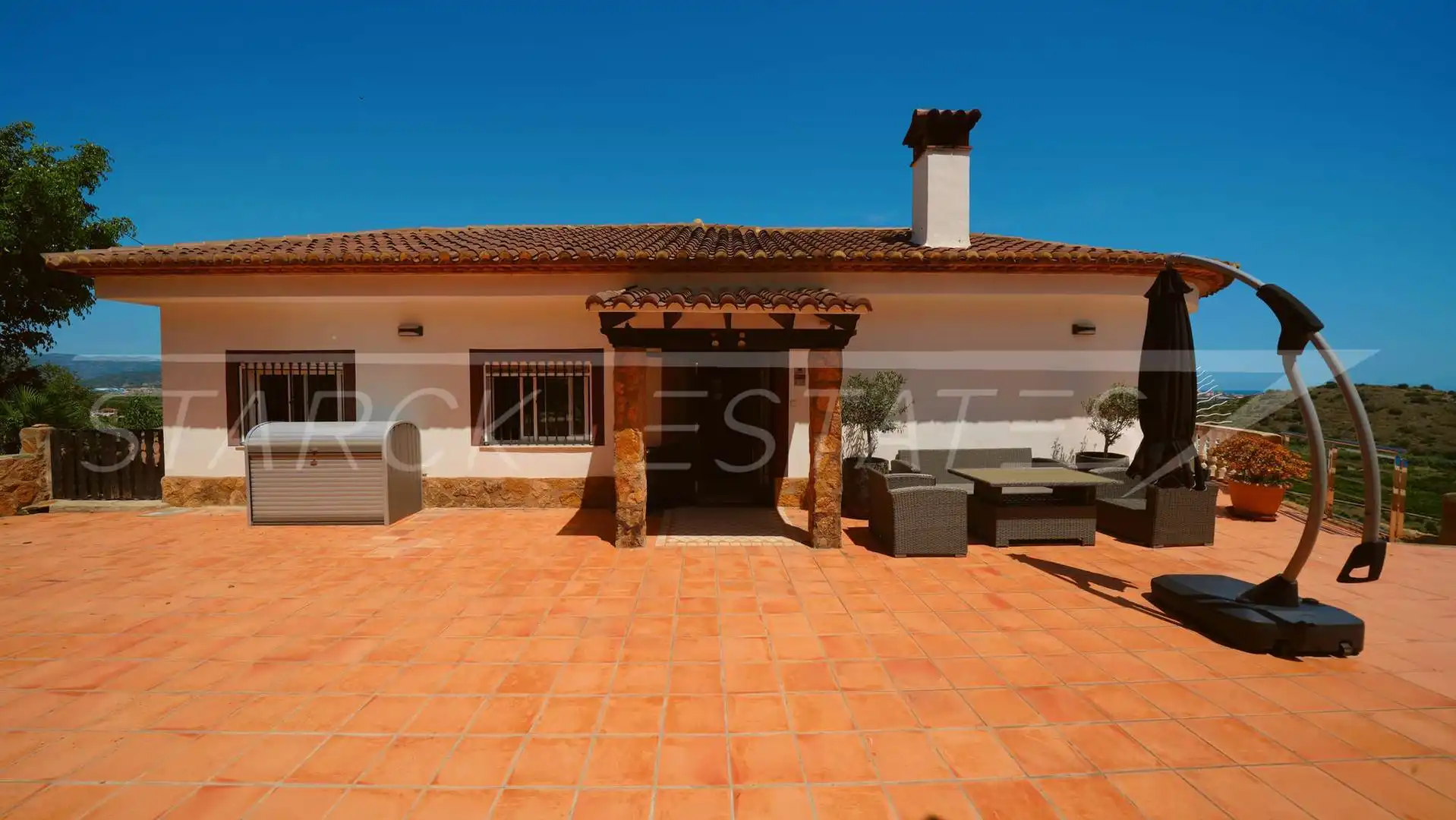 Vista exterior de Casa o xalet en venda en Oliva amb Aire condicionat, Jardí privat i Piscina