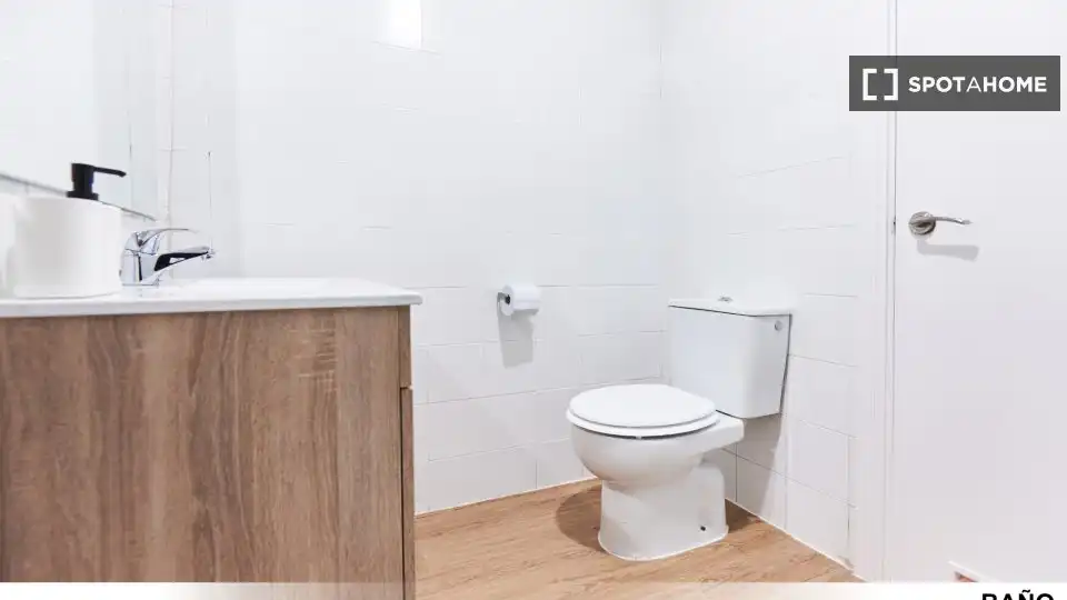 Baño de Piso de alquiler en Sevilla con Aire acondicionado, Calefacción y Amueblado