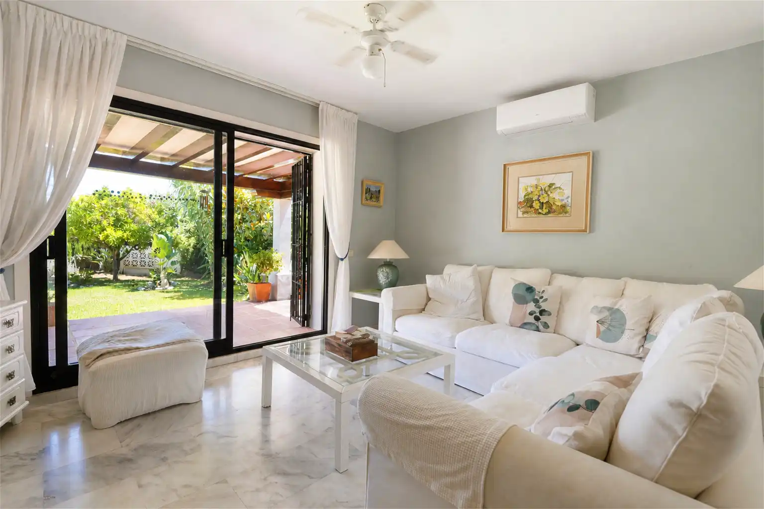 Sala d'estar de Casa o xalet en venda en Mijas amb Aire condicionat, Jardí privat i Terrassa