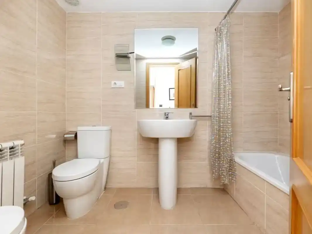 Badezimmer von Wohnung zur Miete in Granada mit Klimaanlage, Schwimmbad und Möbliert