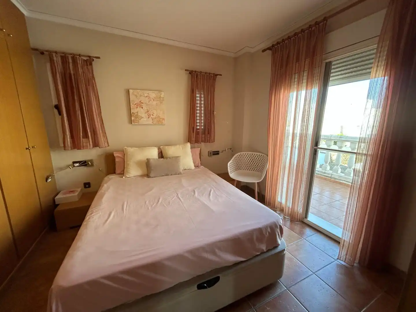 Schlafzimmer von Einfamilien-Reihenhaus zum Verkauf in Cullera mit Klimaanlage, Privatgarten und Terrasse
