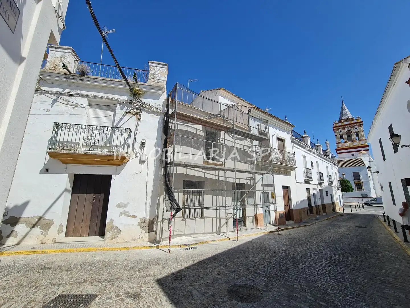 Vista exterior de Casa adosada en venda en Sanlúcar la Mayor amb Jardí privat i Balcó