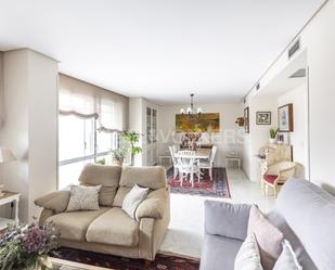 Sala d'estar de Apartament en venda en  Madrid Capital amb Aire condicionat, Calefacció i Jardí privat