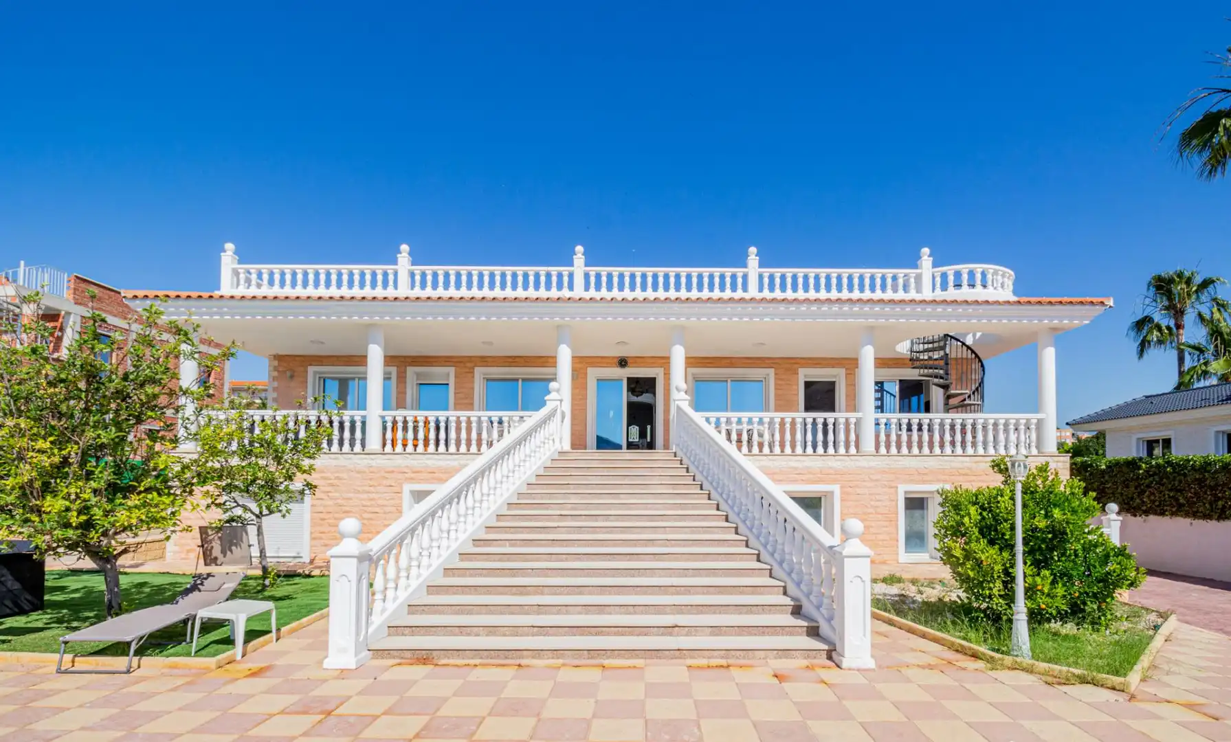 Vista exterior de Casa o xalet en venda en Benidorm amb Aire condicionat, Terrassa i Piscina