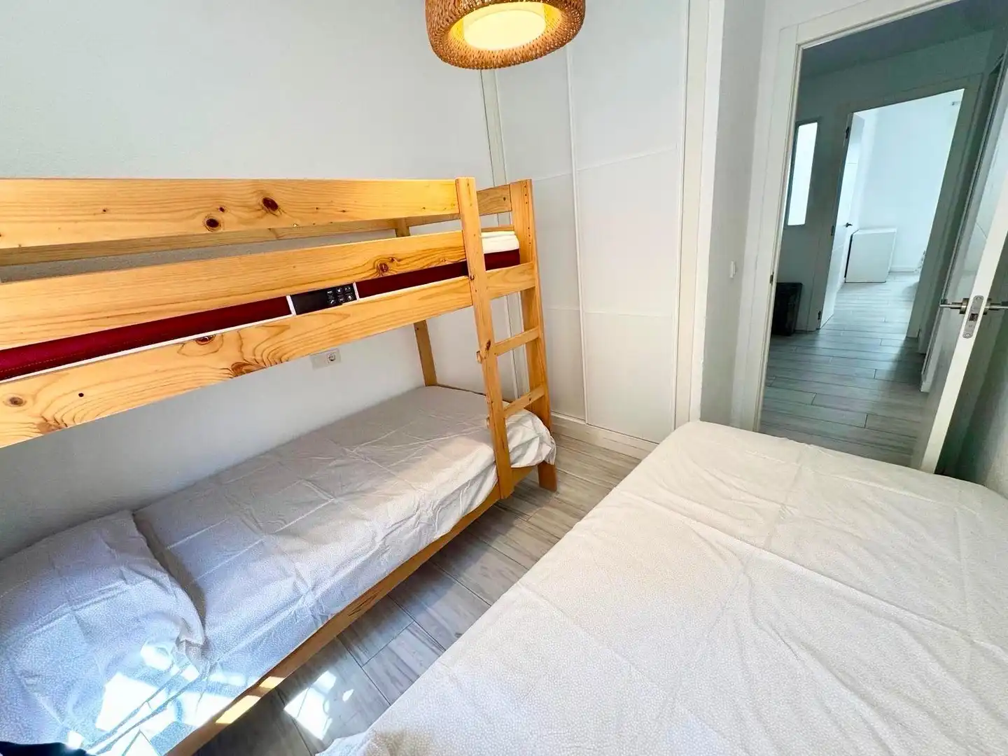 Schlafzimmer von Erdgeschoss zum Verkauf in Punta Umbría mit Klimaanlage, Heizung und Abstellraum
