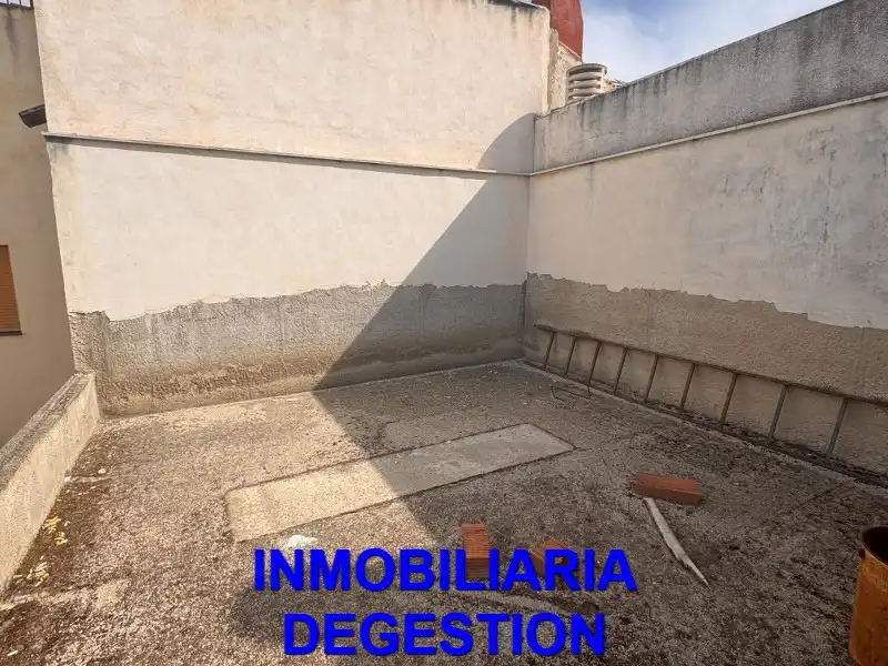 Vista exterior de Casa adosada en venda en Linares amb Terrassa i Balcó