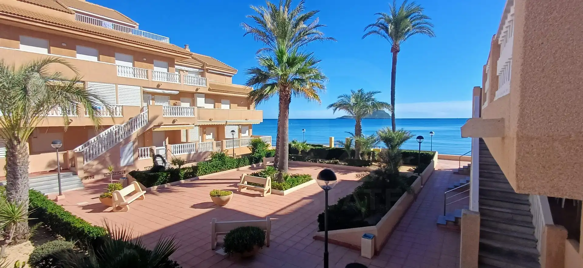 Vista exterior de Dúplex en venda en La Manga del Mar Menor amb Terrassa i Piscina