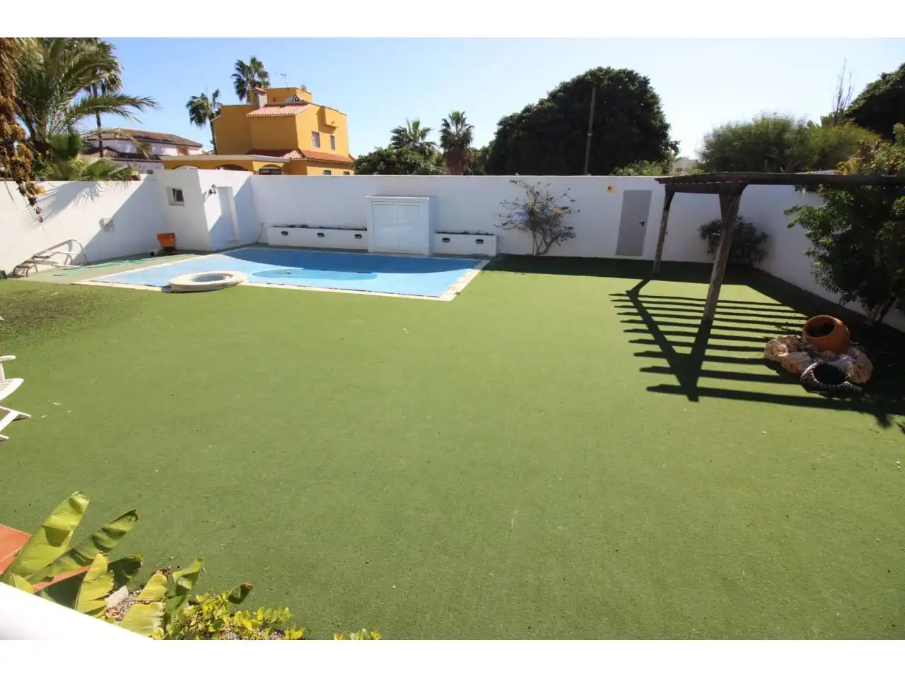 Piscina de Casa o xalet en venda en Roquetas de Mar amb Aire condicionat, Jardí privat i Terrassa