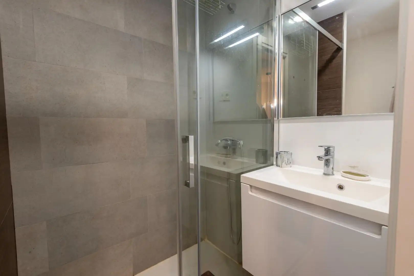 Bathroom of Flat for rent in Boadilla del Monte  with Heating, Private garden and Storage room
