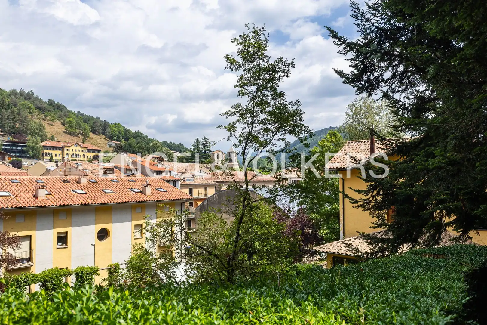 Vista exterior de Àtic en venda en Camprodon amb Calefacció, Jardí privat i Parquet