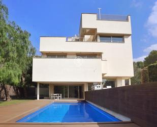 Vista exterior de Casa o xalet en venda en Sitges amb Aire condicionat, Calefacció i Jardí privat