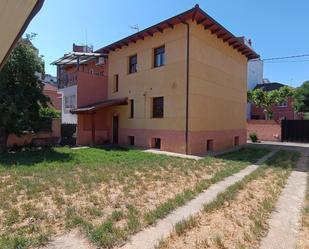 Vista exterior de Casa adosada en venda en León Capital  amb Calefacció i Jardí privat