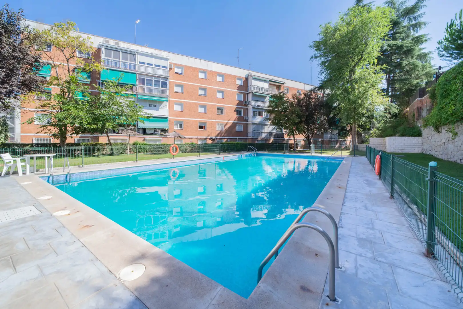 Piscina de Piso en venta en Madrid con Calefacción, Parquet y Amueblado