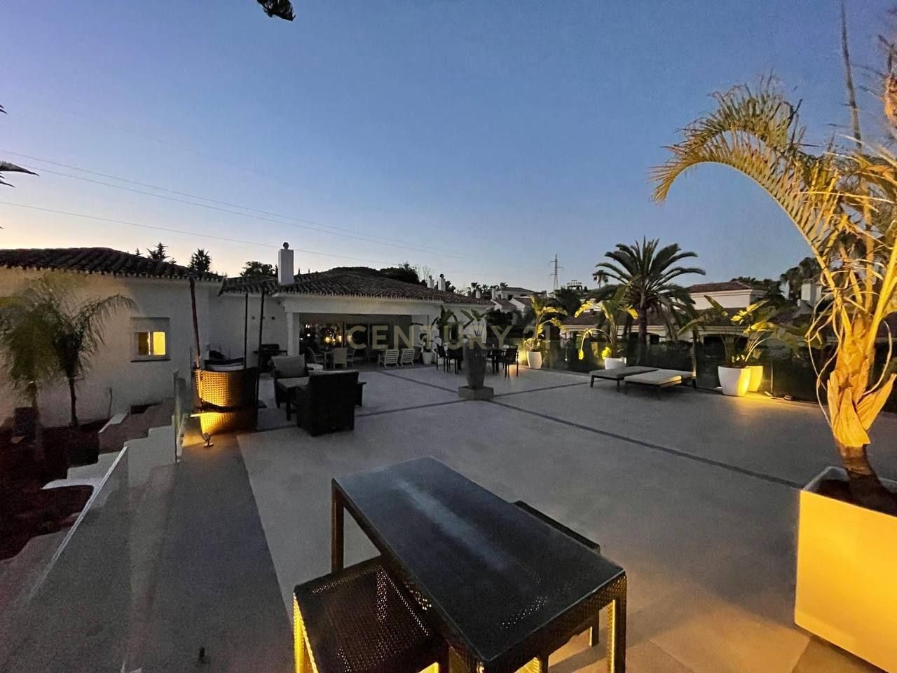 Terrace of House or chalet for sale in Estepona  with Air Conditioner, Private garden and Storage room