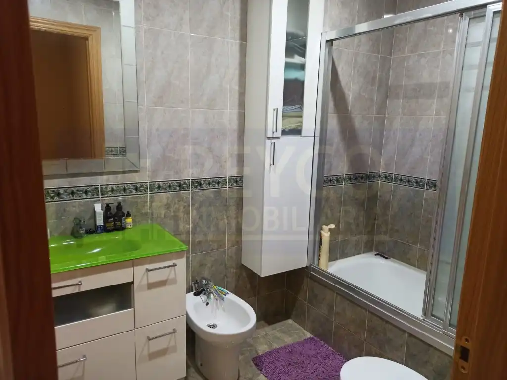 Badezimmer von Einfamilien-Reihenhaus zum Verkauf in Alesanco mit Privatgarten und Möbliert