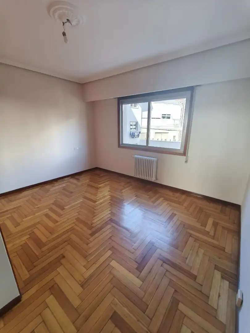 Dormitori de Pis en venda en Ourense Capital  amb Calefacció, Parquet i Traster