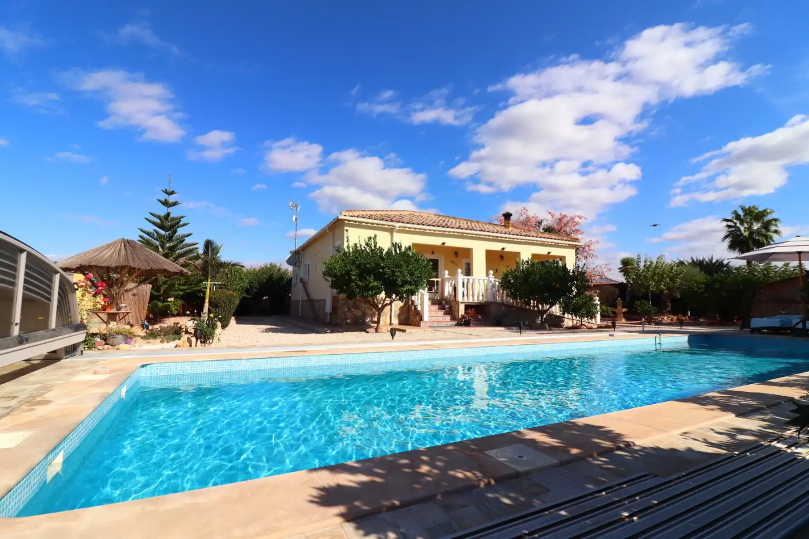 Vista exterior de Finca rústica en venda en Orihuela amb Terrassa i Piscina