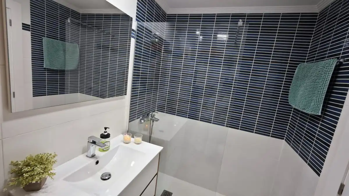 Bathroom of Apartments for rent in Elche / Elx  with Air Conditioner, Heating and Terrace