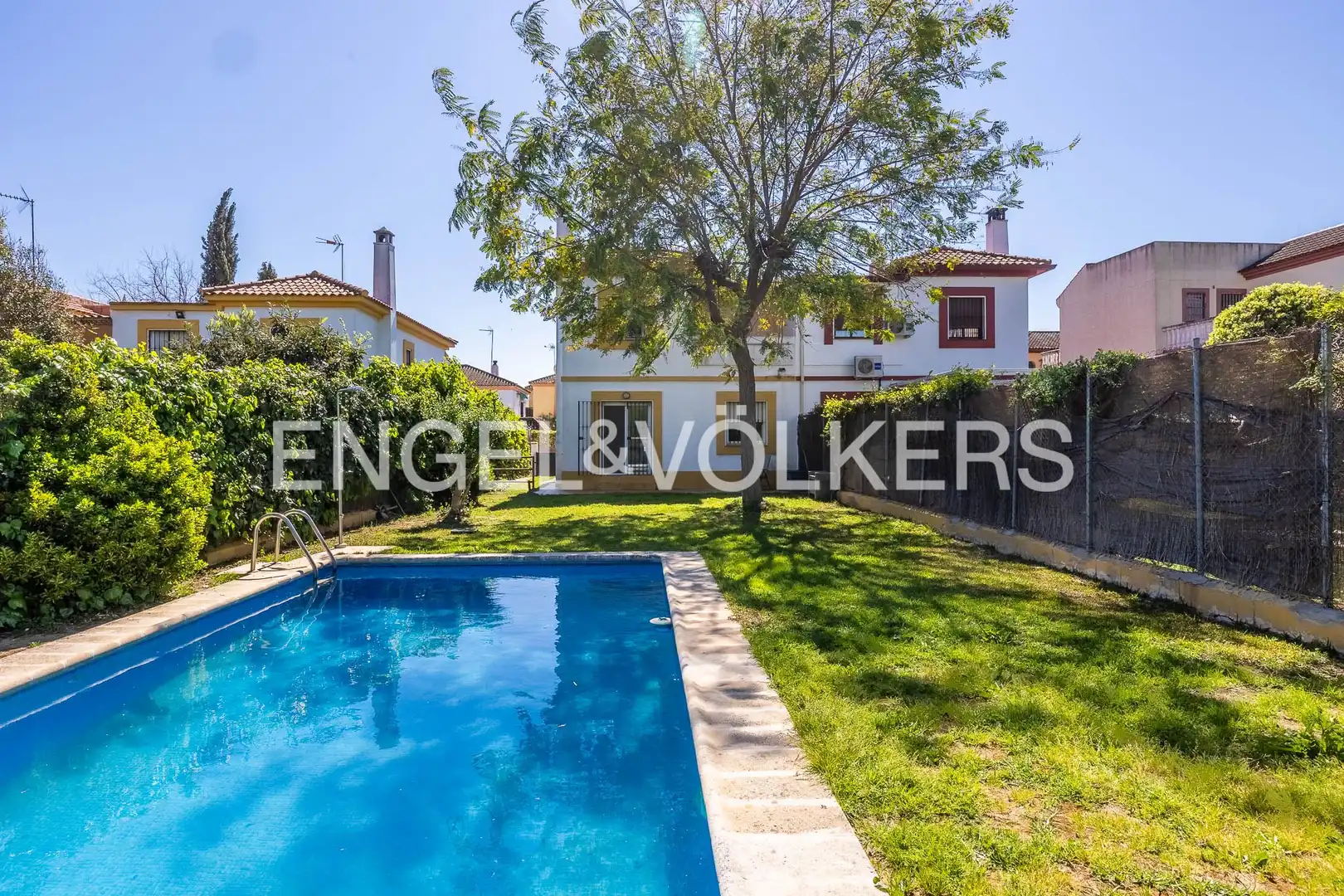 Vista exterior de Casa adosada en venda en Espartinas amb Calefacció, Jardí privat i Terrassa
