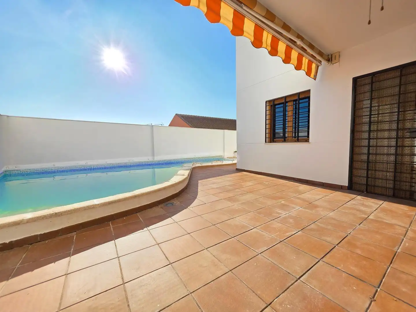Piscina de Casa adosada en venta en Jaén con Aire acondicionado, Calefacción y Jardín privado