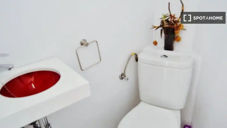 Bathroom of Flat for share in  Palma de Mallorca  with Air Conditioner, Terrace and Furnished