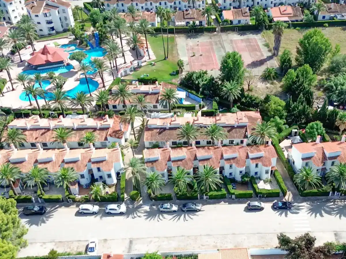 Vista exterior de Casa adosada en venda en Dénia amb Aire condicionat i Piscina