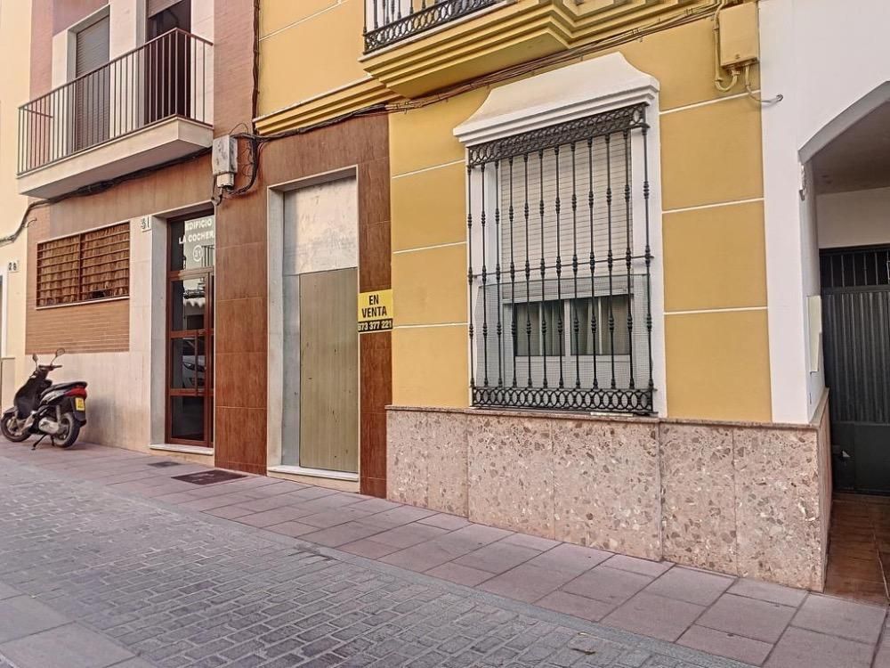 Vista exterior de Local en venda en Lucena amb Calefacció