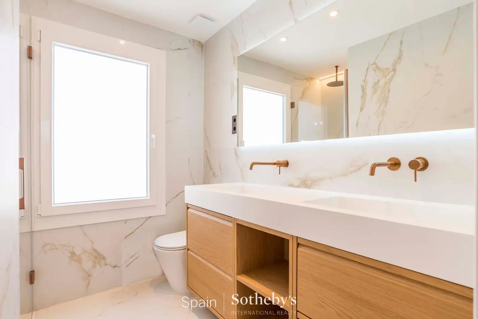 Badezimmer von Wohnungen zum Verkauf in Madrid mit Klimaanlage und Heizung