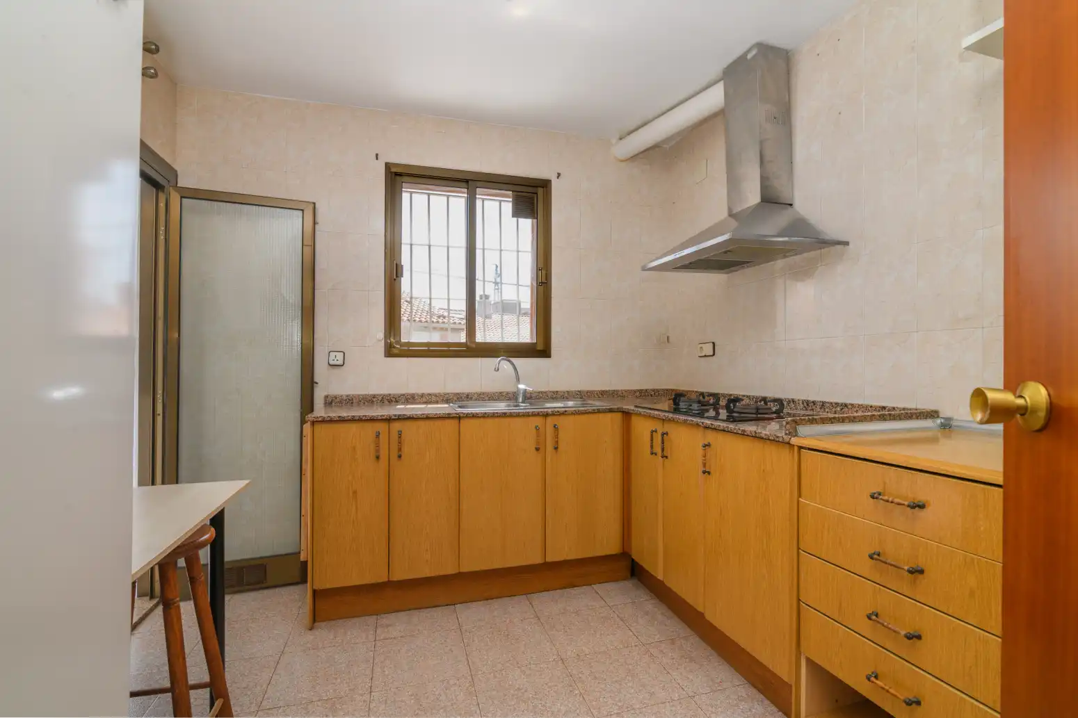 Cuina de Casa adosada en venda en Sant Boi de Llobregat amb Aire condicionat i Terrassa