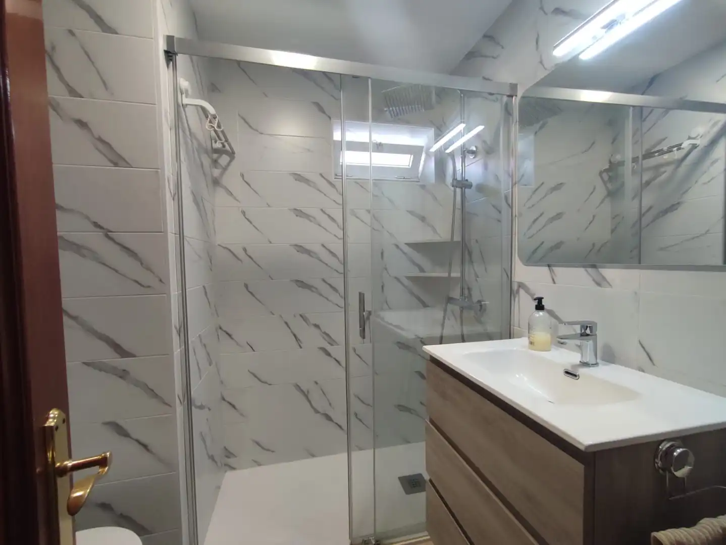 Badezimmer von Wohnung zur Miete in Gijón  mit Heizung und Möbliert
