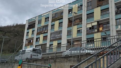 Piso exterior de 3 dormitorios con terrazas y vistas a la montaña en Oyanco  48.000