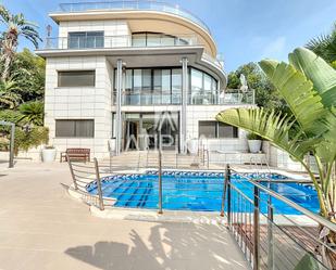 Vista exterior de Casa o xalet de lloguer en Sitges amb Aire condicionat, Terrassa i Piscina