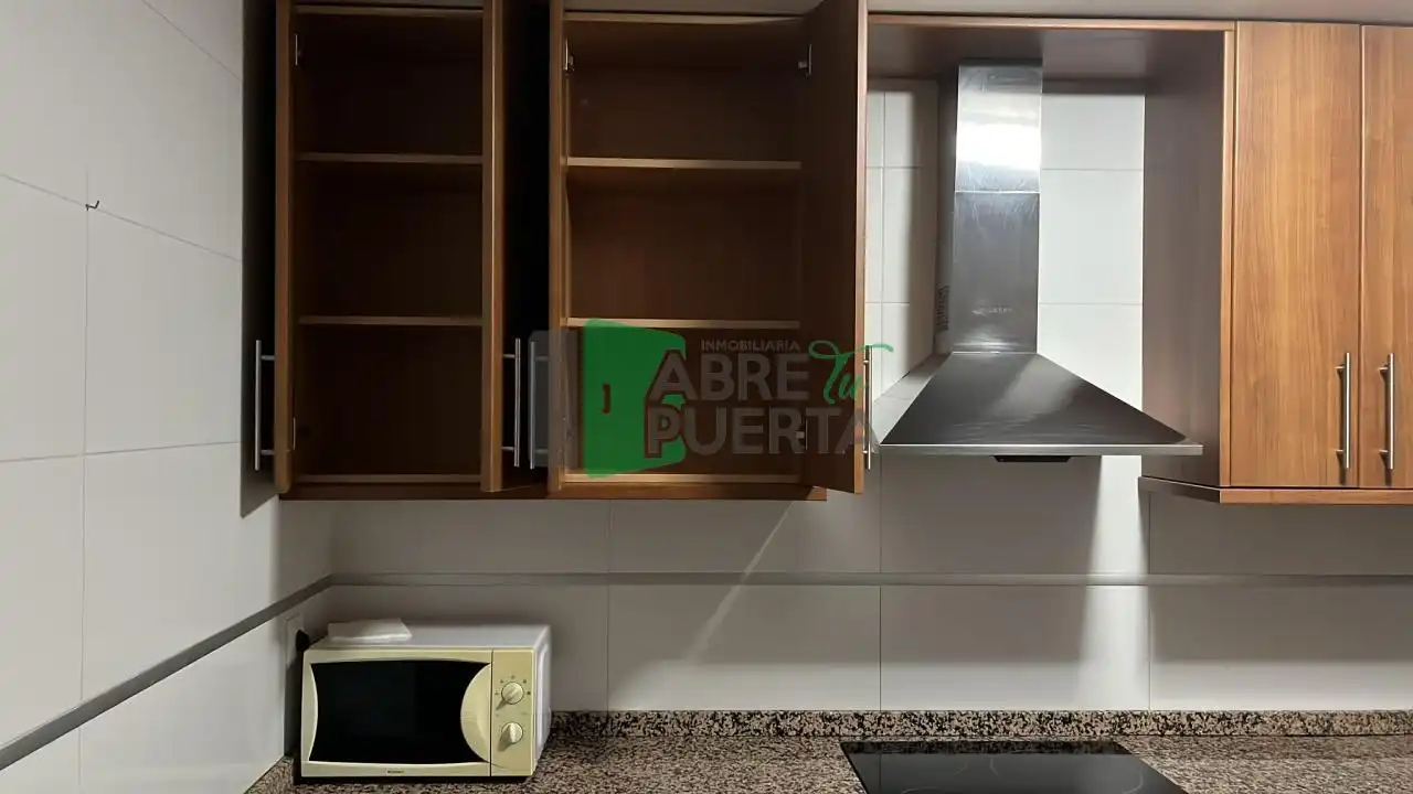Cocina de Piso de alquiler en Ourense Capital  con Calefacción, Trastero y Amueblado