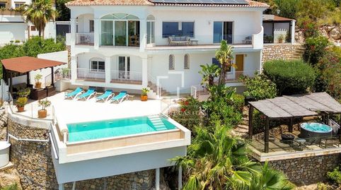 Villa tradicional reformada con vistas al mar, piscina climatizada y licencia turística en venta en Salobreña, Costa Tropical