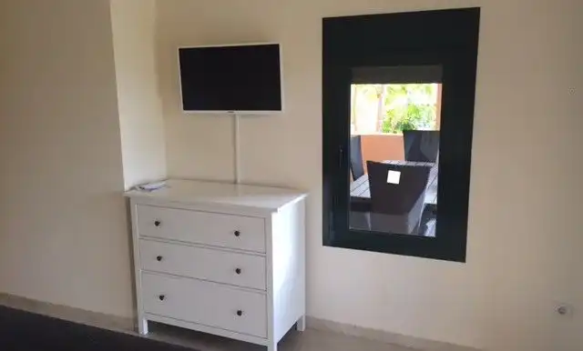 Habitación de Apartamento de alquiler en Estepona con Aire acondicionado, Calefacción y Jardín privado