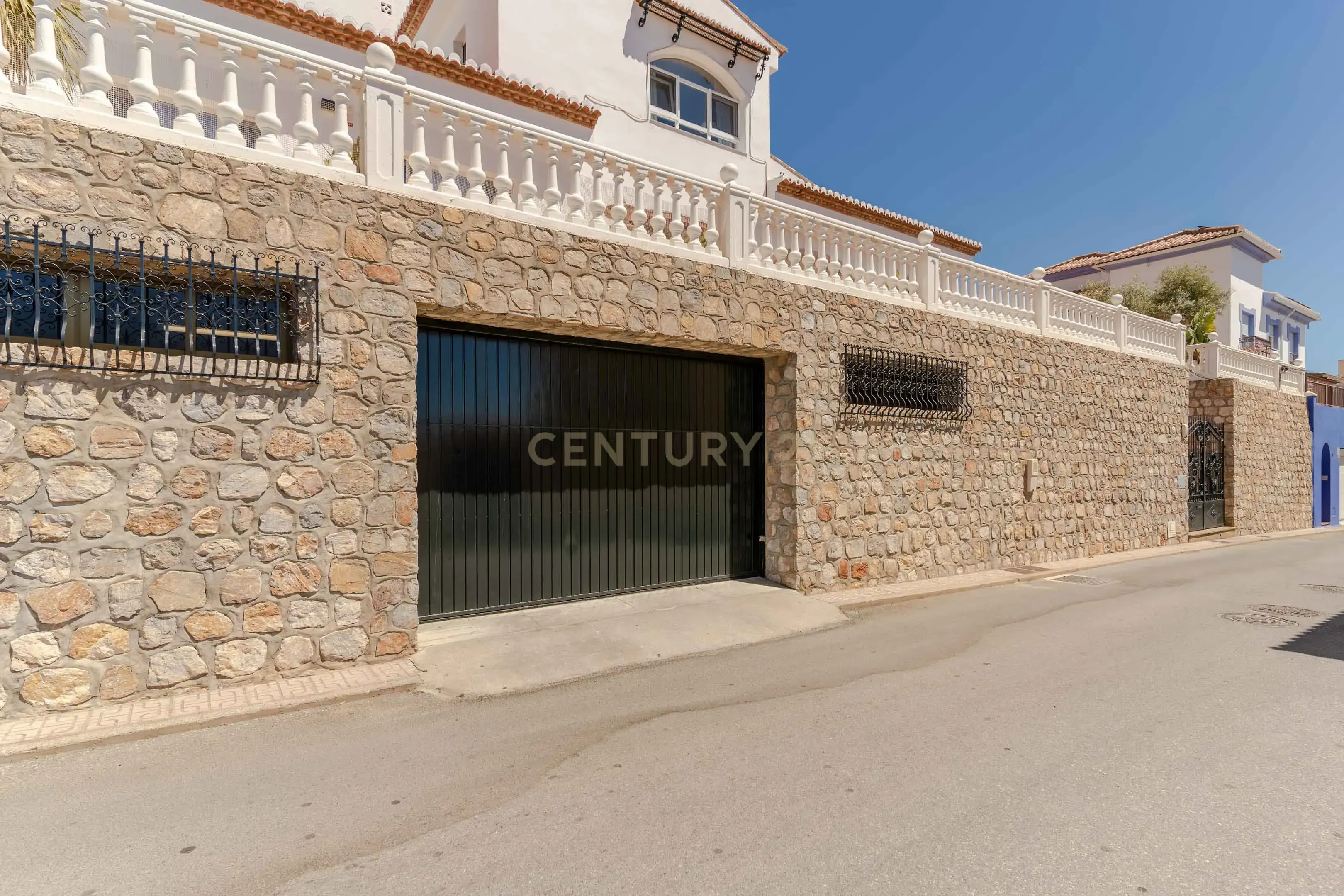 Vista exterior de Casa o xalet en venda en Motril amb Aire condicionat i Jardí privat