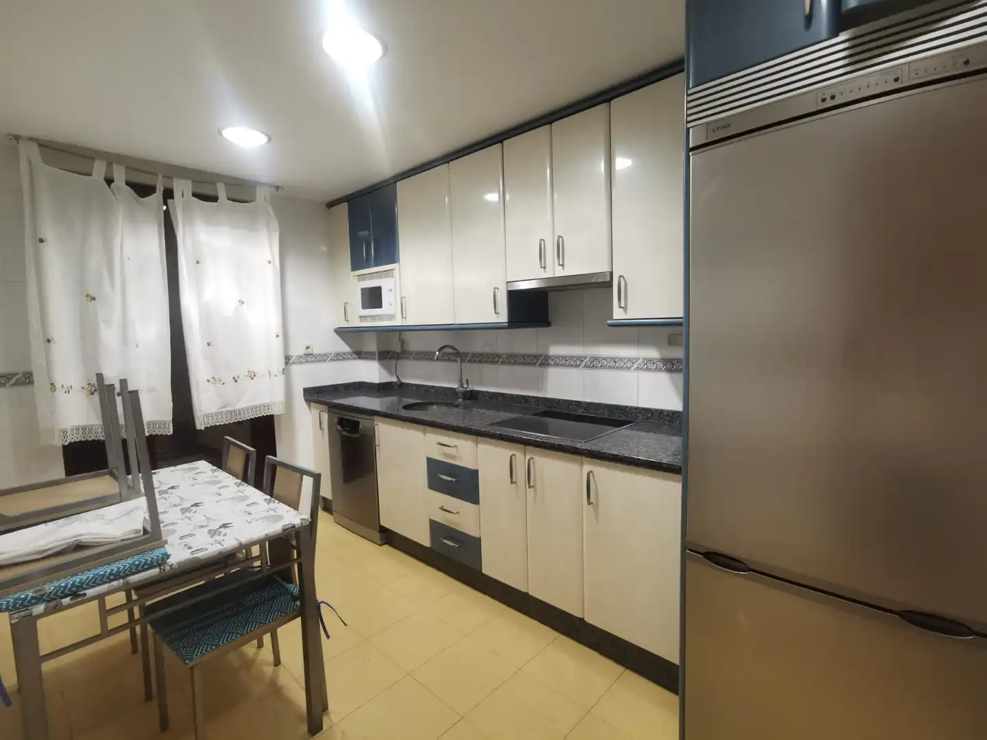 Casa aparellada amb terrassa en venda a Calle Rafael Lapesa, imagen 9