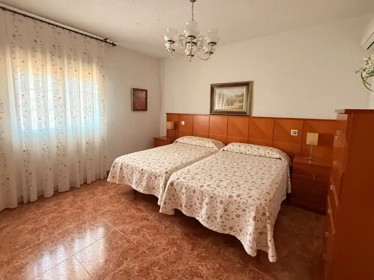 Dormitori de Casa o xalet en venda en Villa del Prado amb Aire condicionat, Jardí privat i Traster