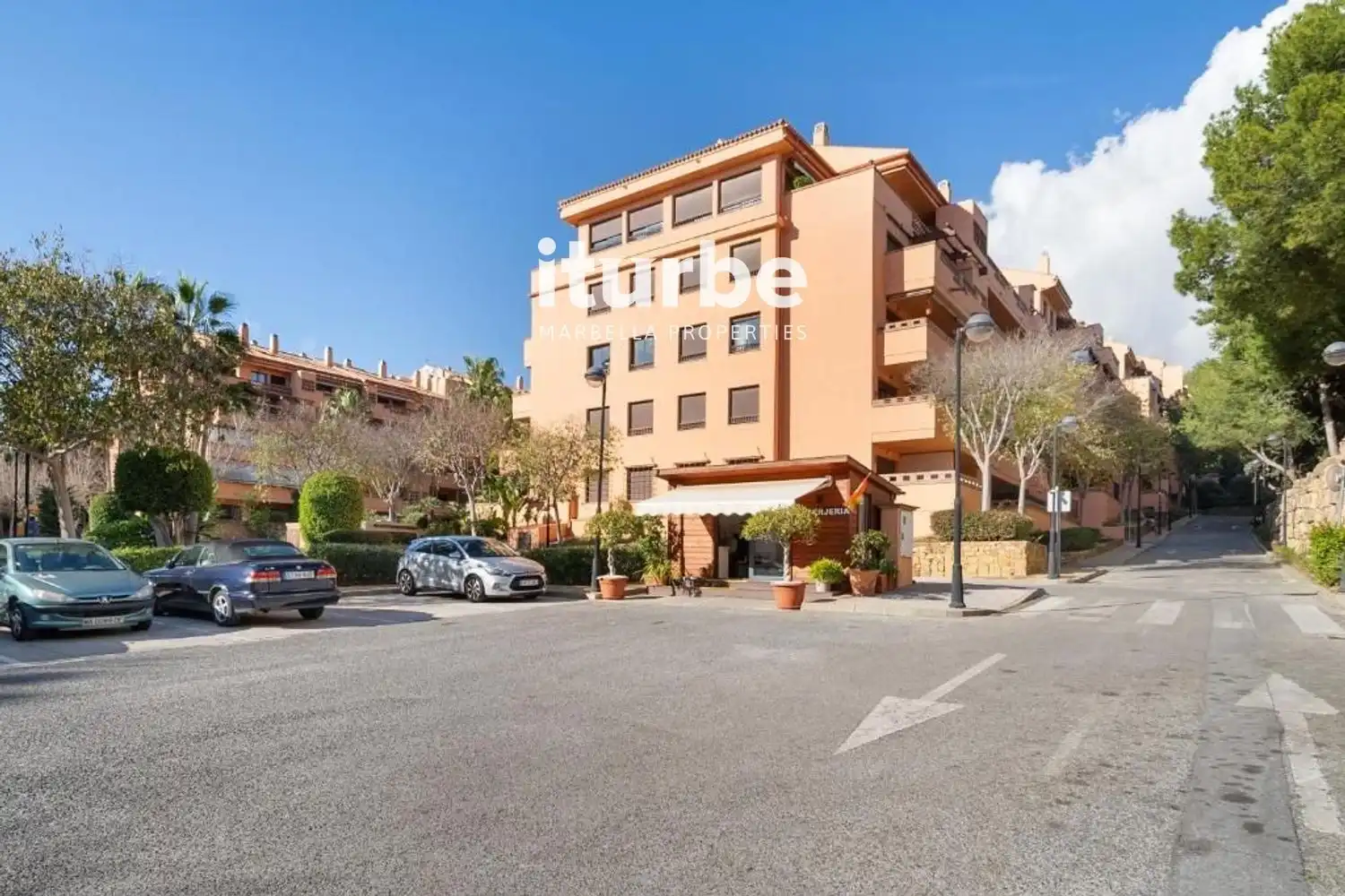 Vista exterior de Piso de alquiler en Marbella con Aire acondicionado, Terraza y Piscina