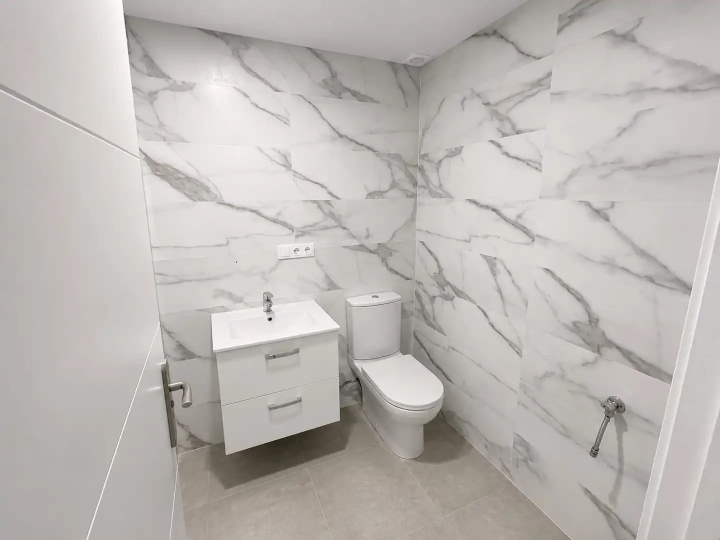 Bathroom of Ground floor for sale in Granada