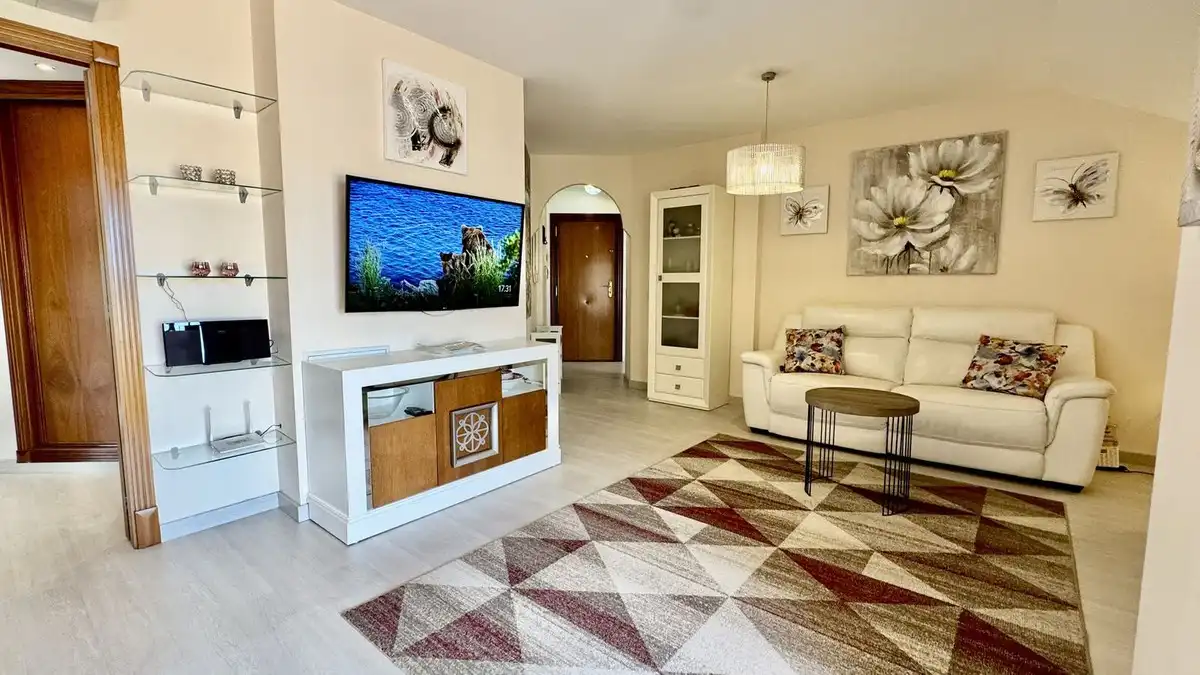 Sala de estar de Ático en venta en Fuengirola con Aire acondicionado, Amueblado y Piscina comunitaria