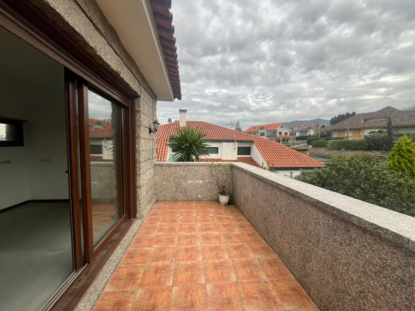 Vista exterior de Casa o xalet en venda en Vigo  amb Jardí privat, Terrassa i Traster
