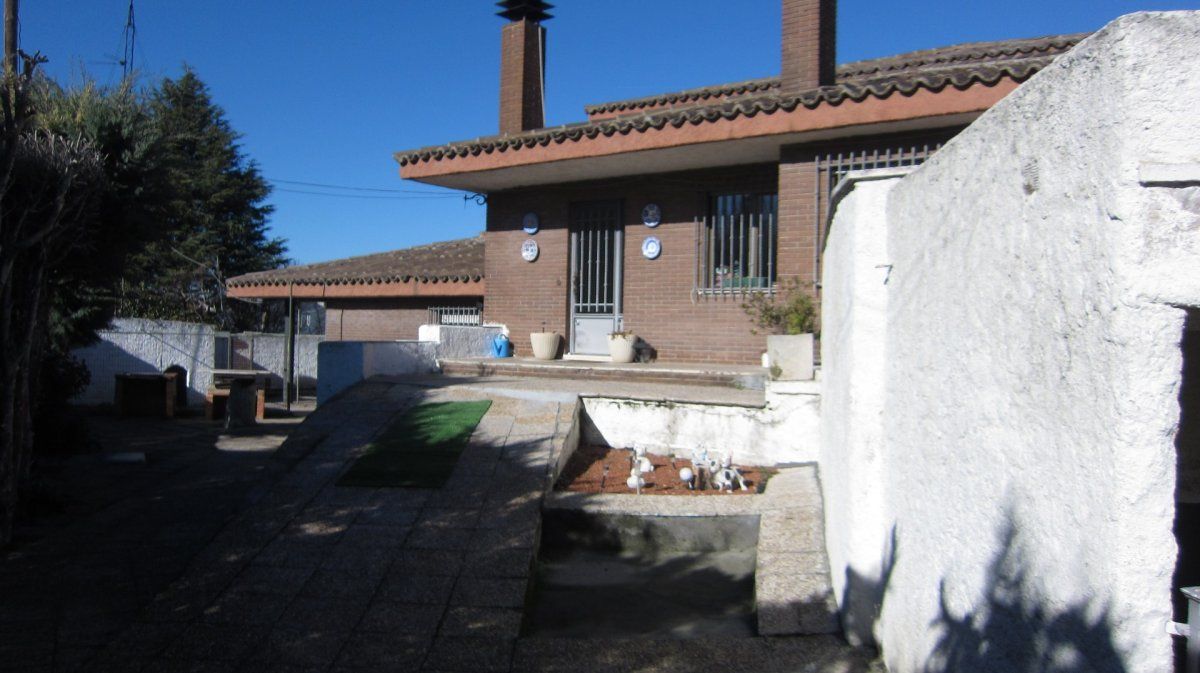Vista exterior de Casa o xalet en venda en Villares de la Reina amb Calefacció, Parquet i Terrassa