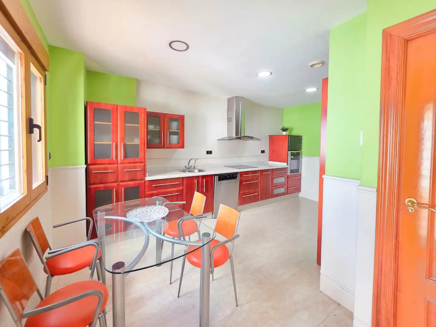Cocina de Casa adosada en venta en Jaén con Aire acondicionado, Calefacción y Jardín privado