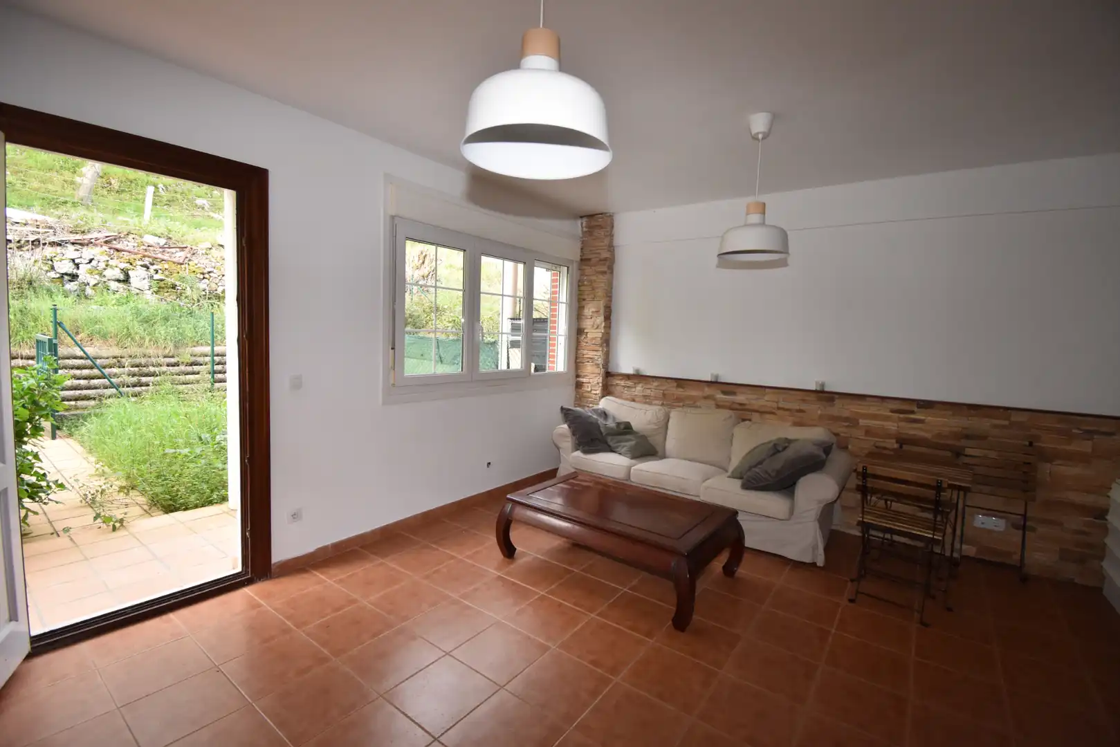 Sala d'estar de Casa adosada en venda en Arredondo amb Jardí privat