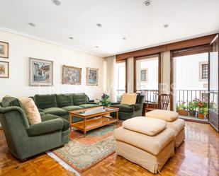 Sala d'estar de Apartament en venda en Oviedo  amb Balcó