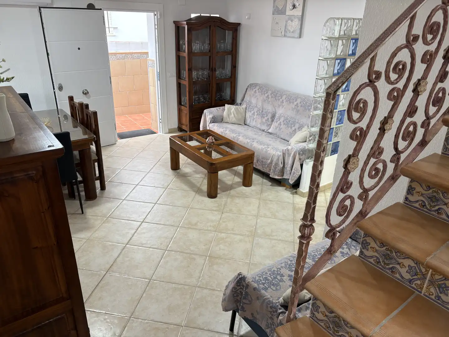 Sala d'estar de Casa adosada en venda en Punta Umbría amb Aire condicionat, Terrassa i Balcó