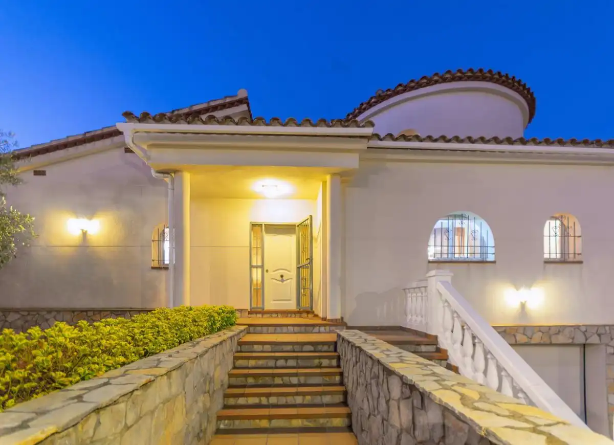 Vista exterior de Casa o xalet en venda en El Perelló amb Aire condicionat, Calefacció i Jardí privat