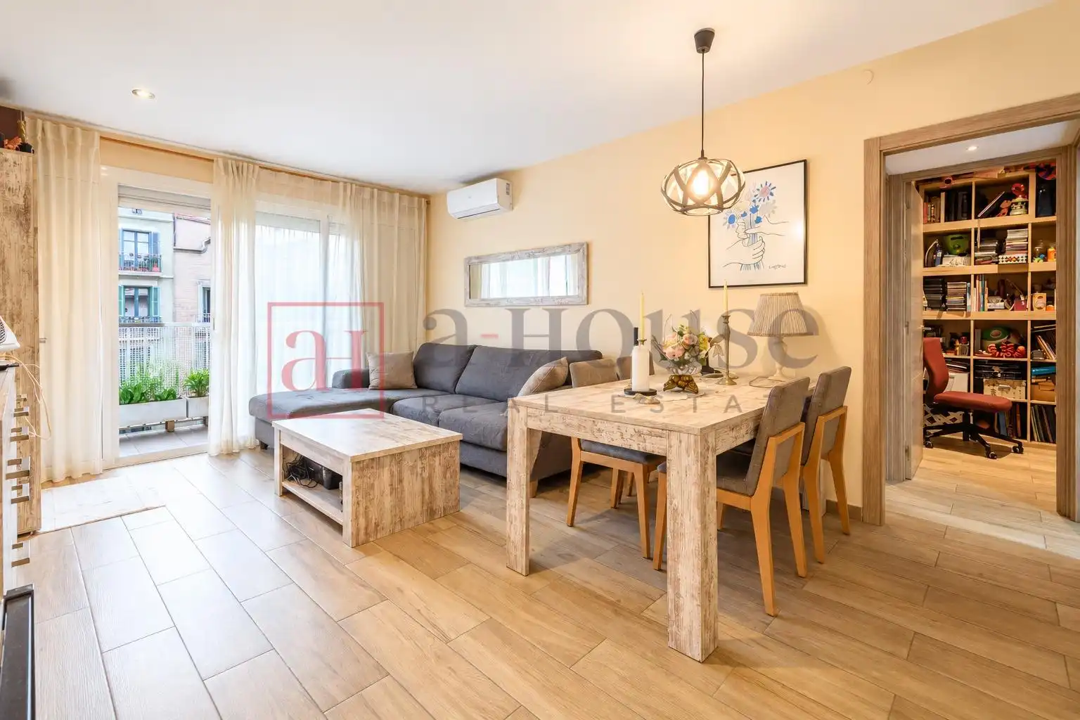 Appartamento con terrazza in vendita a Carrer del Comte d'Urgell, imagen 3