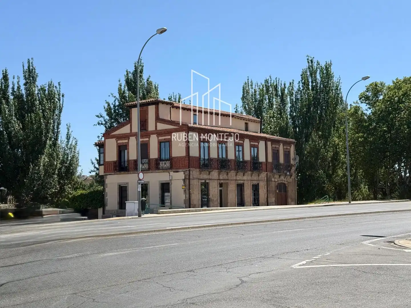 Außenansicht von Einfamilien-Reihenhaus zur Miete in Salamanca mit Heizung, Terrasse und Abstellraum